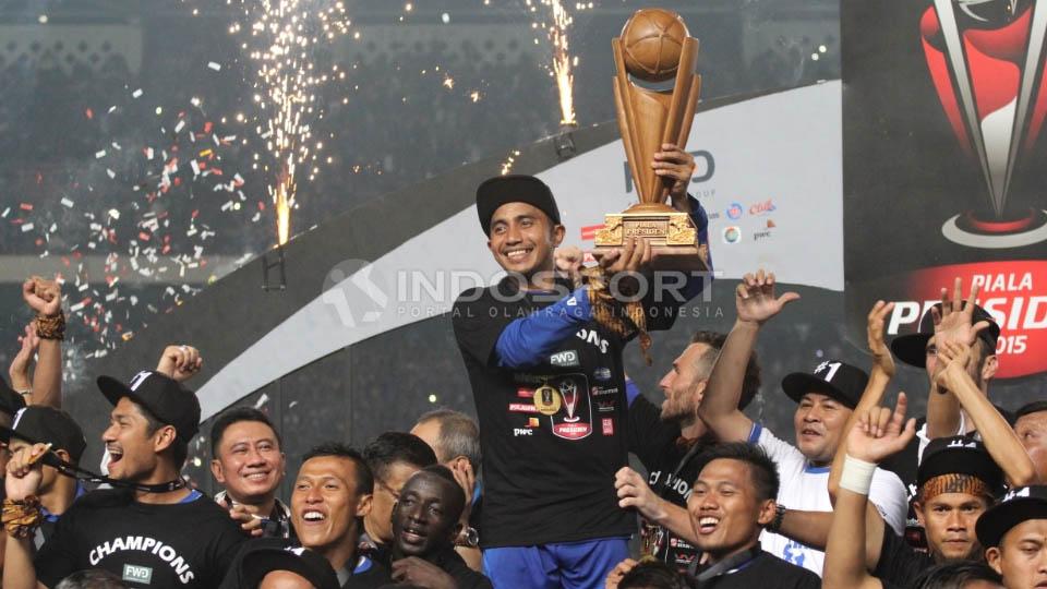 Firman Utina angkat trofi Piala Presiden.